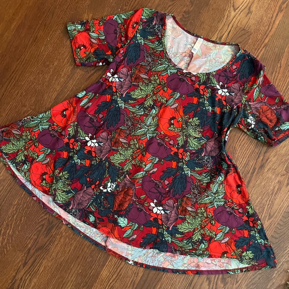 EUC Lularoe Perfect T